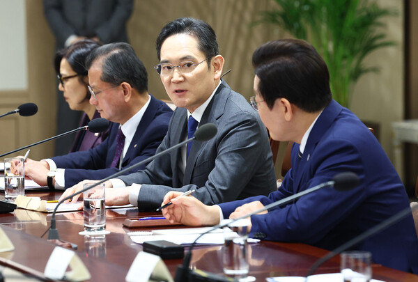 16일 삼성전자·SK그룹·현대차그룹·LG·한화그룹 등 주요 대기업 총수들은 서울 용산 대통령실에서 이재명 대통령과 한미 관세협상 '조인트 팩트시트'(공동 설명자료) 관련 후속조치를 논의했다.  이날 이재용 삼성그룹 회장(오른쪽 두 번째)이 서울 용산 대통령실에서 열린 한미 관세협상 후속 민관 합동회의에 참석해 이재명 대통령(오른쪽 첫 번째)과 이야기하고 있다. (사진=연합뉴스)/뉴스후플러스