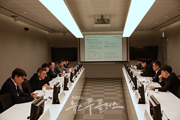 한화 건설부문 안전보건기획팀 정대웅 팀장이 노동안전 관리방안에 대해 설명하고 있다. (사진=한화 건설부문)/뉴스후플러스