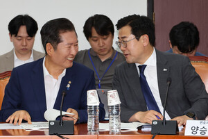 <b>정청래</b> "개혁입법 추, <b>박찬대</b> "통합형 당대표"...與 전당대회 본격 레이...